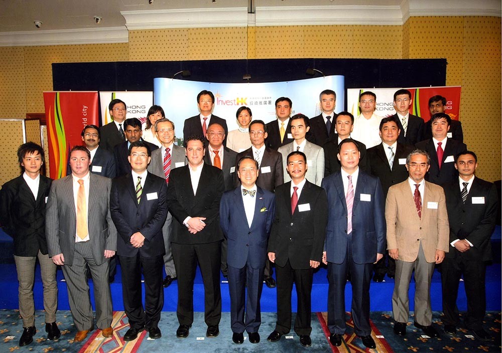 總經理唐九勝與香港特區(qū)行政長官曾蔭權先生及企業(yè)代表合影
